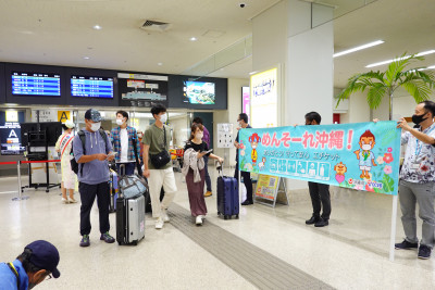 那覇空港で歓迎式「ようこそ沖縄へ！！」全国旅行支援、今日から