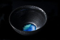 伝統美の素晴らしい『油滴天目』に独自の技術で生み出す『石垣ブルー』が特徴です。
