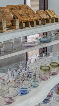 人気の木工作品や琉球ガラス製品も、もちろん全て一点ずつ手作りされたオリジナル。