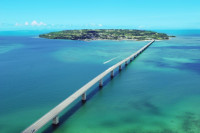 古宇利島は隆起珊瑚礁からなる島で、2005年に古宇利大橋が完成し、沖縄本島から車でアクセスが可能に。古宇利ビーチ、ティーヌ浜、トケイ浜は絶好のロケーションフォトスポットです。
