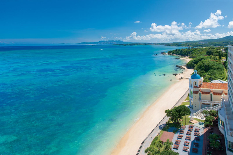 沖縄最大級を誇る天然のロングビーチにそびえ立つチャペル