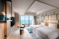 宮古ブルーの海をデザインに取り入れた自然光があふれる客室