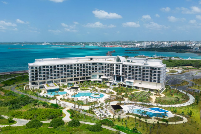 宮古ブルーの海と感動的なサンセットを望むリゾートホテル