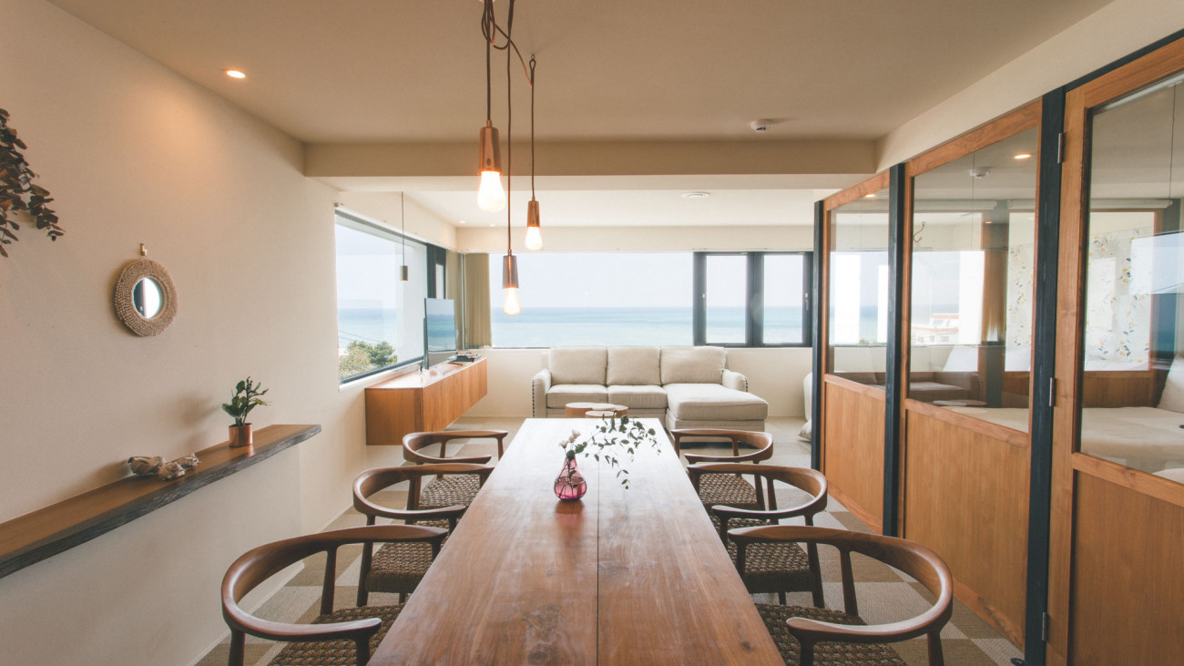 大人数で団らんが楽しめる長テーブル・ソファー