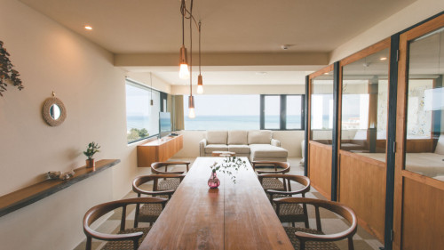 大人数で団らんが楽しめる長テーブル・ソファー