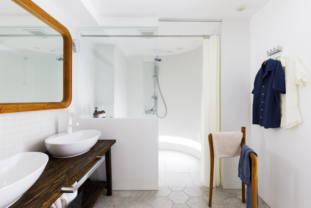 自然光が差し込み、表情を変えるシャワールーム