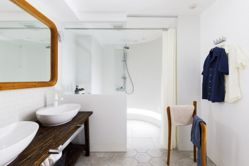 自然光が差し込み、表情を変えるシャワールーム