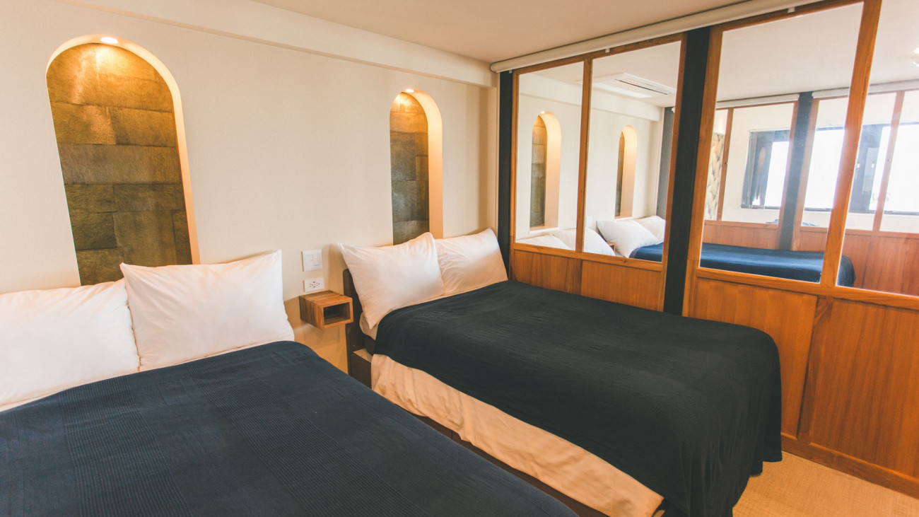 就寝時はロールカーテンを下ろしてプライベートを確保できます