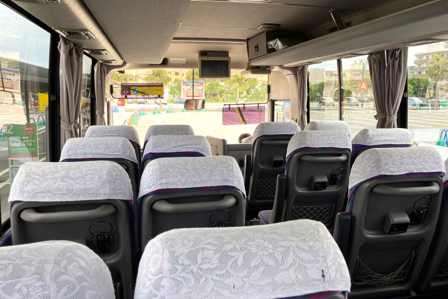 小型周遊バス車内