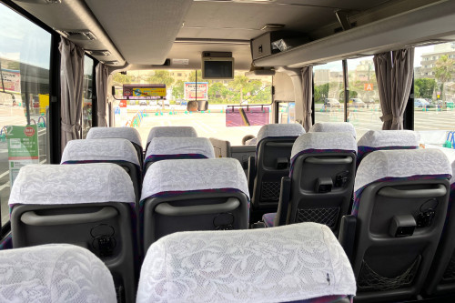小型周遊バス車内