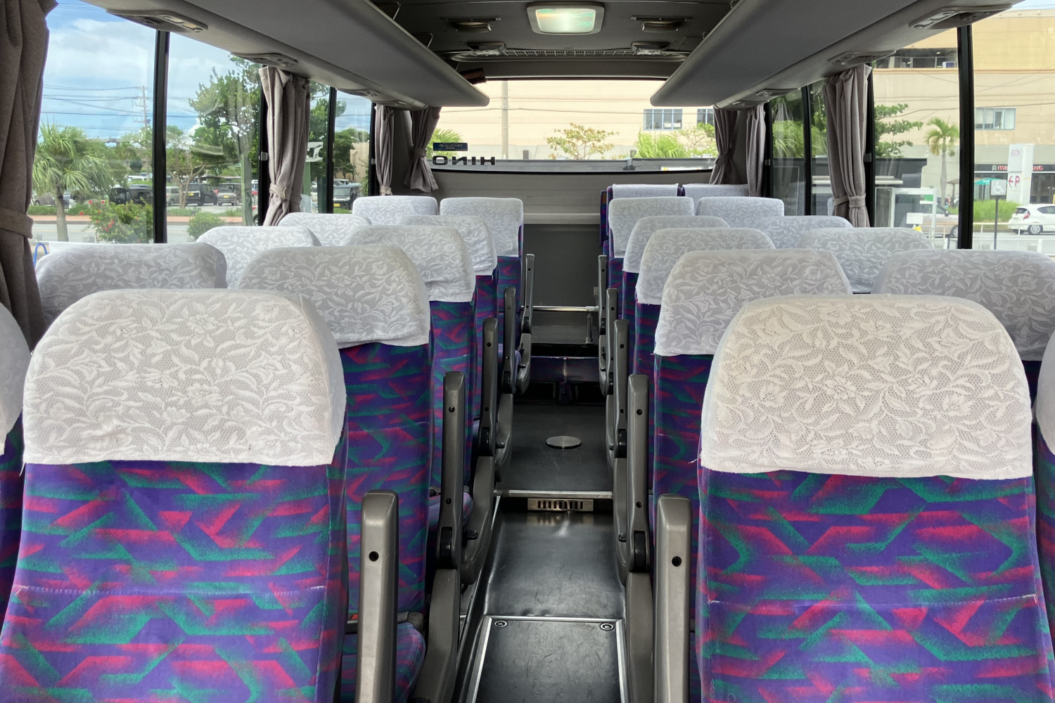 小型周遊バス車内