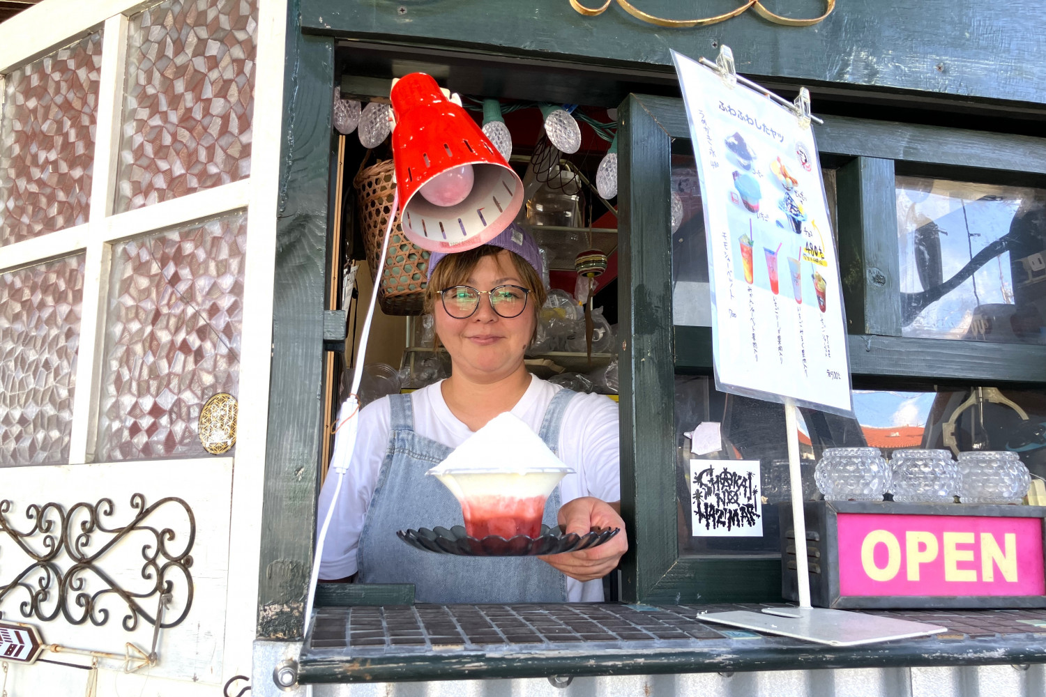 かき氷は奥様のゆう子さんが作ります!