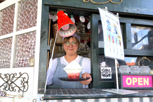 かき氷は奥様のゆう子さんが作ります!