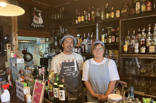 渡久地 亮さん(左)、渡久地ゆう子さん(右)