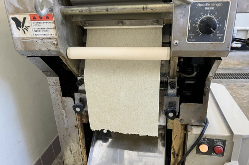 製麺機で伸ばす