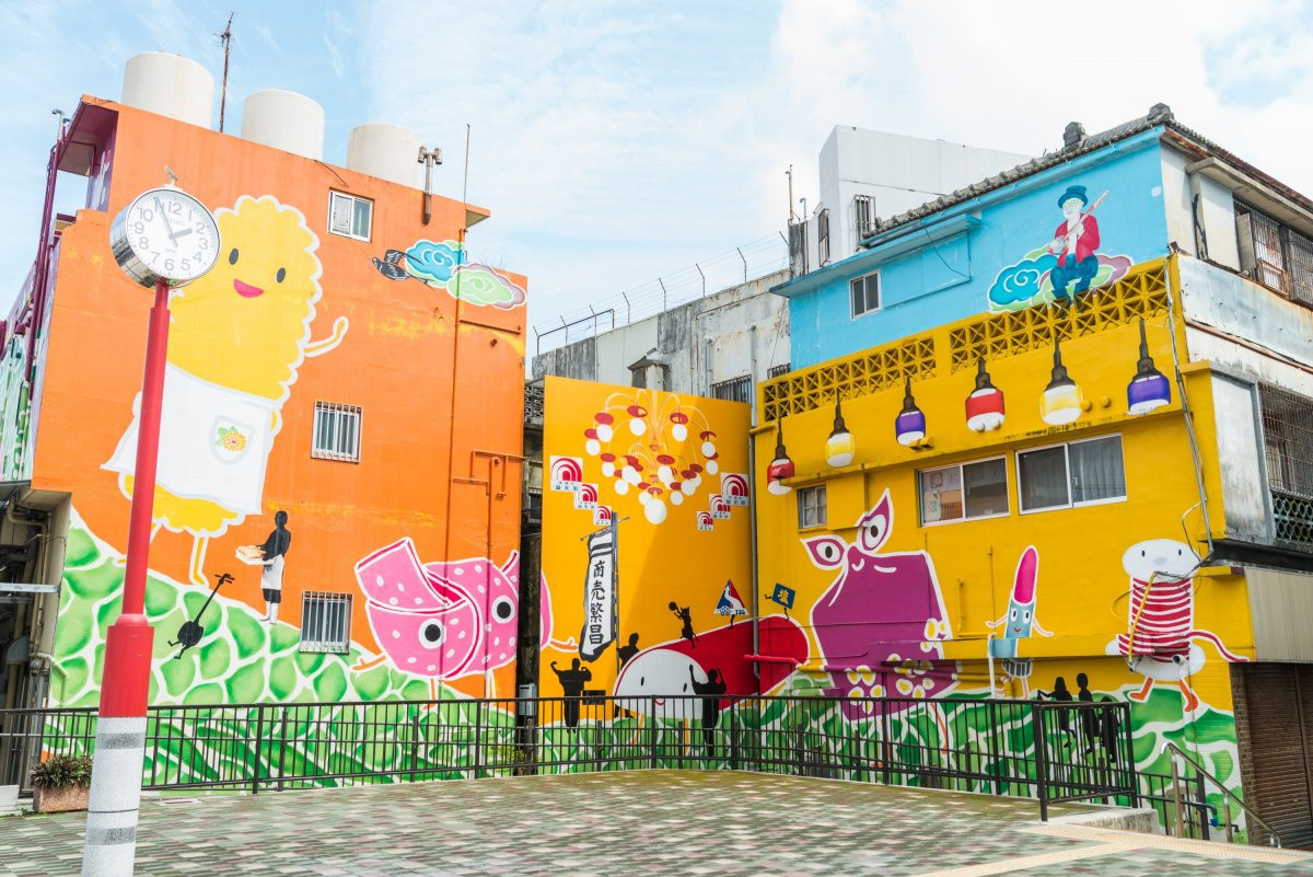 壁画ウォッチングが楽しい「コザ十字路」