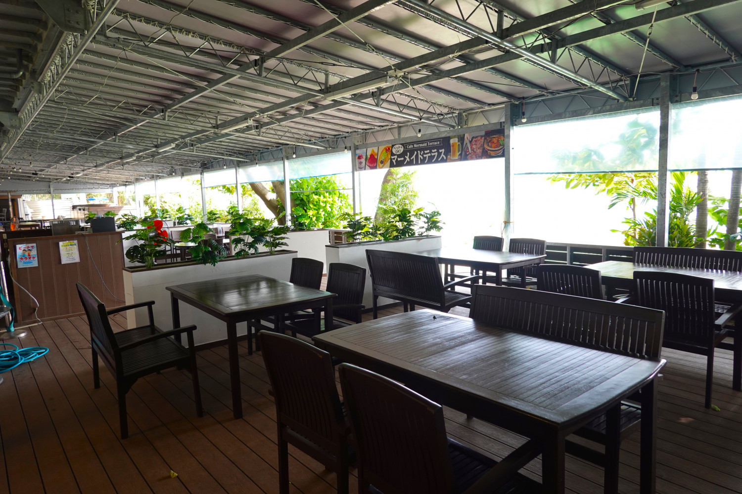 屋根付き屋外テラス席