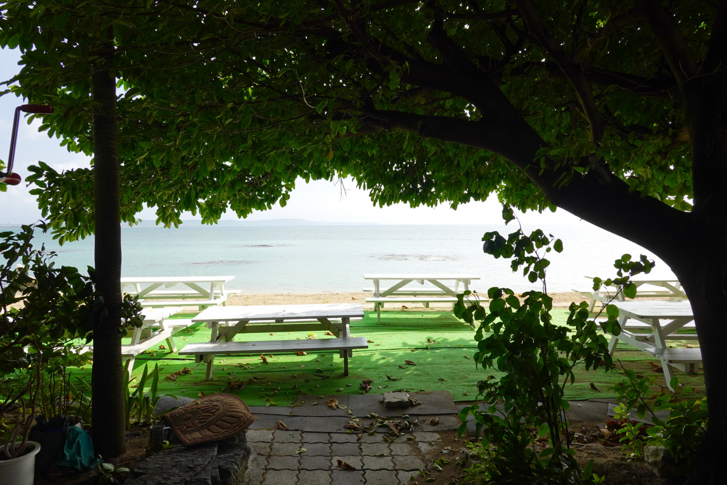 屋根付き屋外テラス席から海の風景