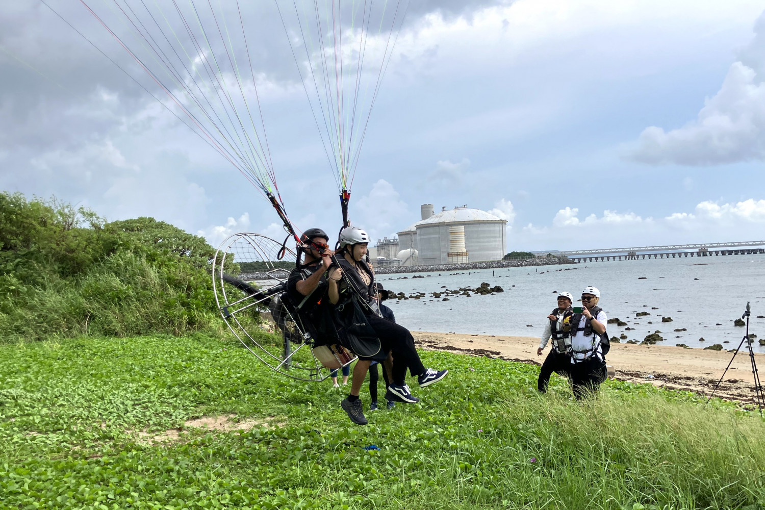 飛び立つ瞬間!一人ずつ順番に飛び立ちます