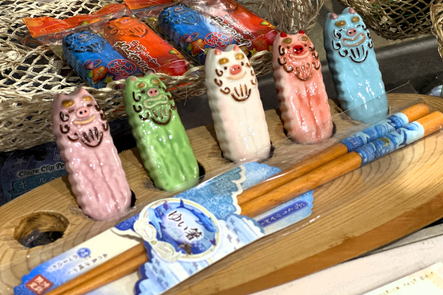 家族のお土産にピッタリな「沖縄シーサー ちんすこう はしおき」