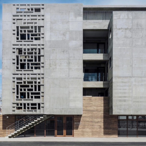 嘉手納警察署の斜め向かい、大きな花ブロックが目印のコンクリート造の1階で営業しています