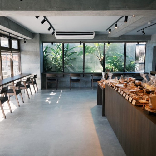 イートインスペースも設け、店内からみえる中庭の緑が癒しに