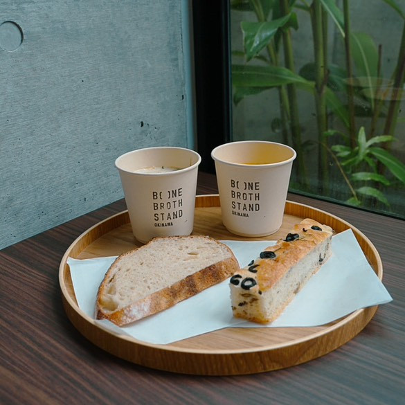 手作りスープと一緒に、素材にこだわったパンを