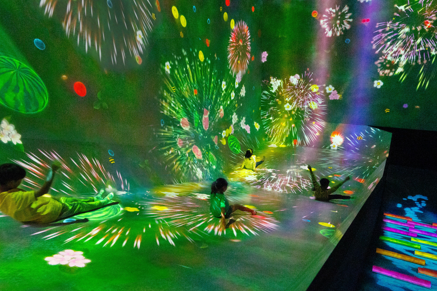 チームラボ《すべって育てる!フルーツ畑》©チームラボ