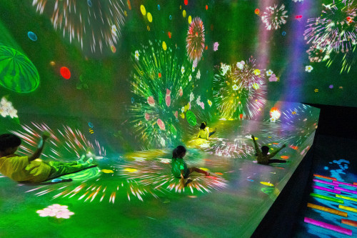 チームラボ《すべって育てる!フルーツ畑》©チームラボ