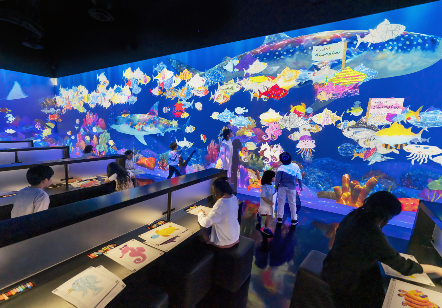 チームラボ《世界とつながったお絵かき水族館》©チームラボ