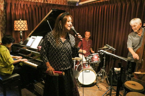 Mitchy(ボーカル)、真境名陽一(ベース)、櫻井萌(ピアノ)、川原大輔(ドラム)©長濱良起