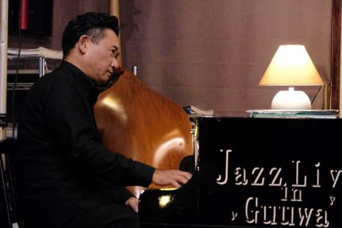 屋良朝秋(ピアノ)©真栄城潤一