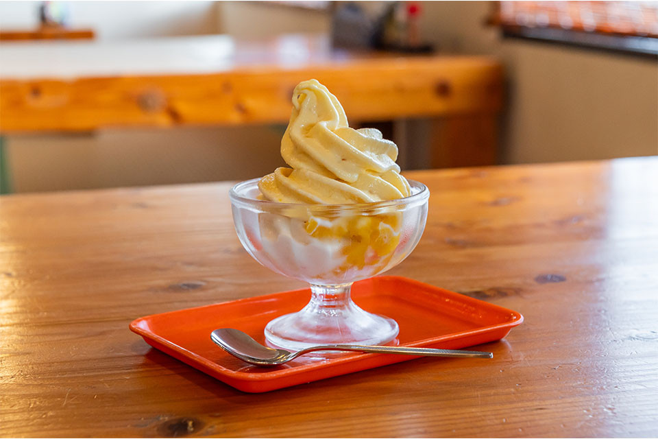 旬の県産フルーツをたっぷりつかったソフトクリーム