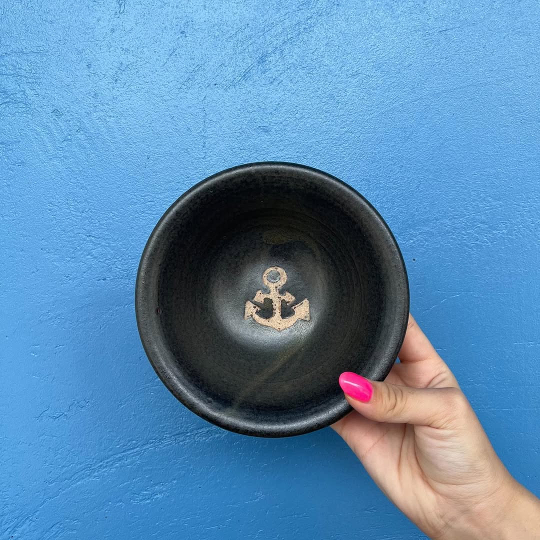 かき氷を食べきると、器の底に可愛い絵柄が・・・イカリの絵柄は2個しかなく、見れたらその日はラッキー☆