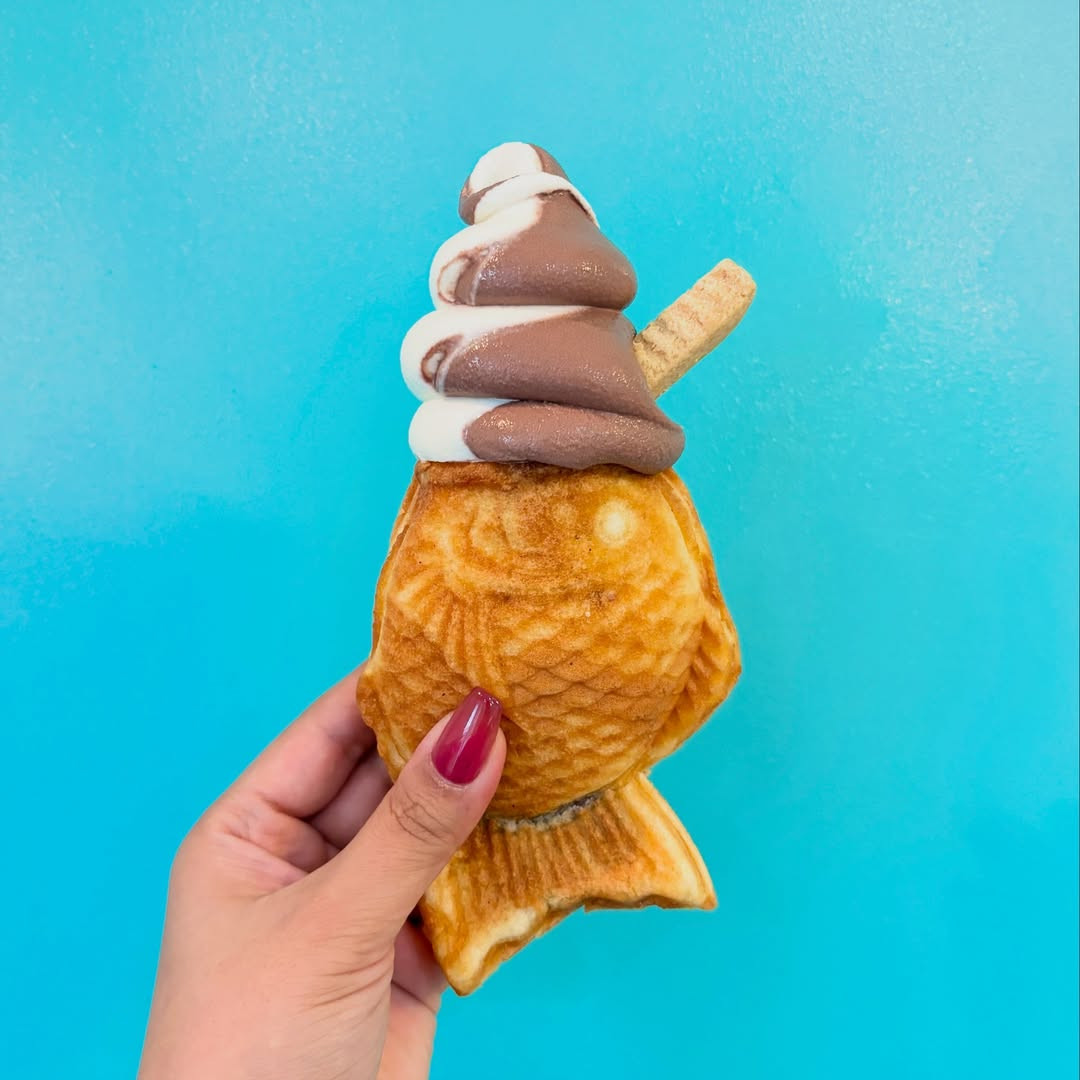 沖縄県産の紅芋を使った紅芋あんがぎっしり!ソフトクリームとちんすこうをトッピングしたオリジナルたい焼き♪