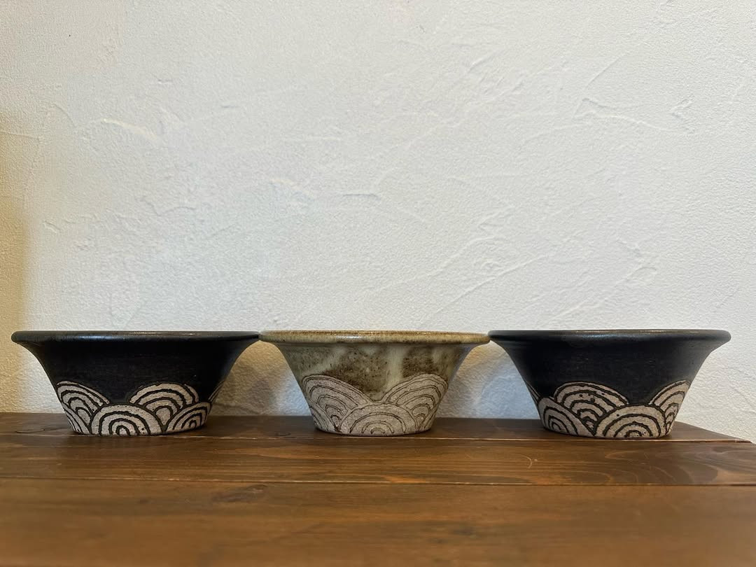 器は全てやちむん工房「工房十鶴」のもので、ハレノチコオリのオリジナルデザイン♪