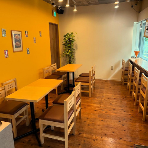 琥珀色をイメージした温かみのある店内♪