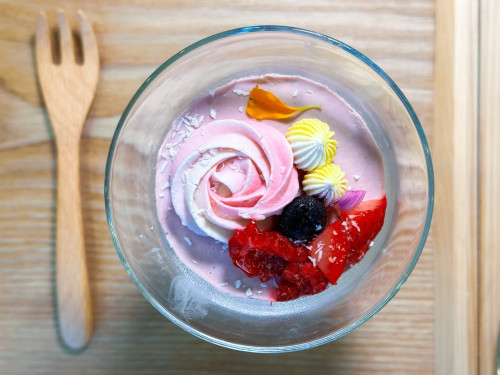 いちごのカップローアイスケーキ