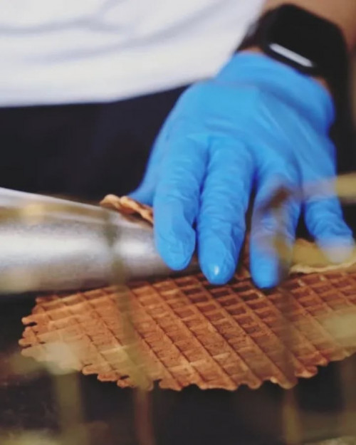 店主の焼く 自家製のワッフルコーン