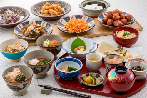 島の恵みを味わう「琉球八寸&ブッフェ」