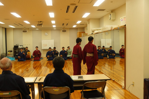 母（天女）をさがして、毎日のように野原をさ迷い歩く子どもたち。