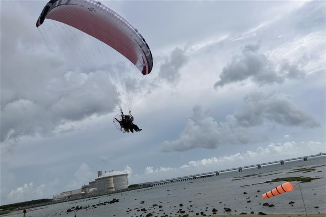 中城湾上空で遊覧飛行