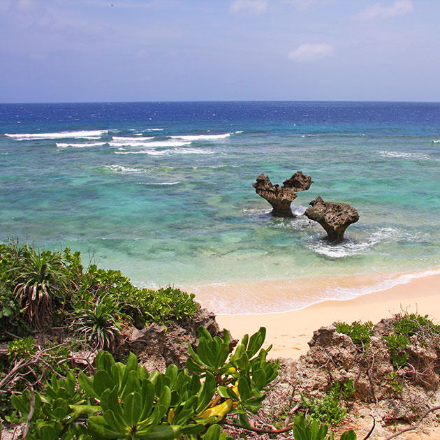 ティーヌ浜とトケイ浜の岩
